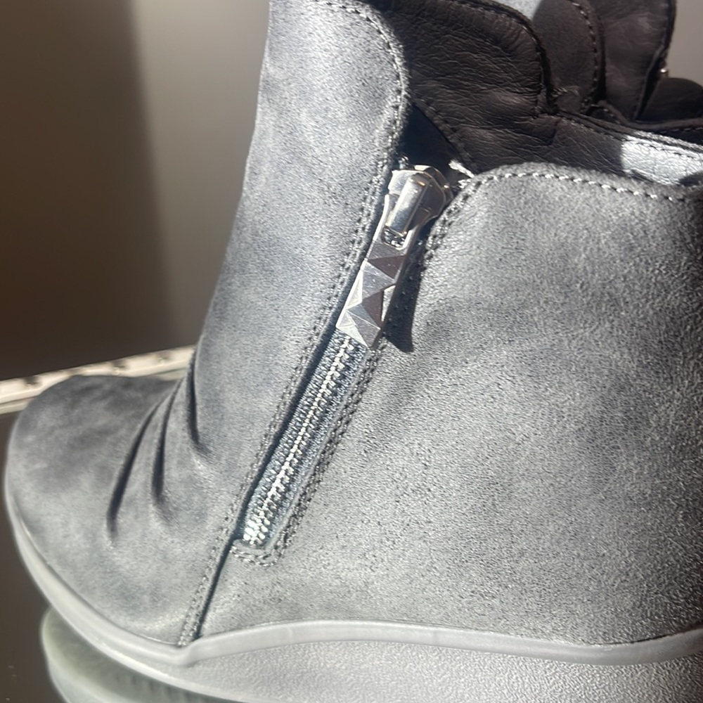 Skechers Memory Foam Booties Size 6.5 - image 3